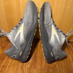 Brooks ghost16 Gray and Yellow Athletic Shoes